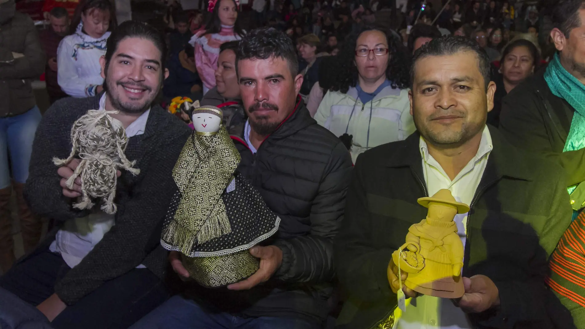 Dentro de las celebraciones se premiaba a las mejores creaciones de muñecas de las entidades.  Archivo.  El Sol de San Juan del Río.